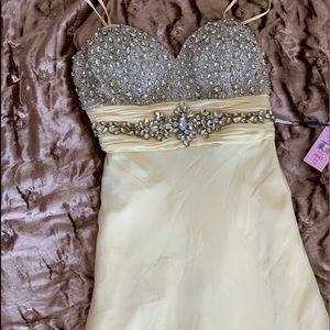 Yellow strapless gown. This dress is stunning!